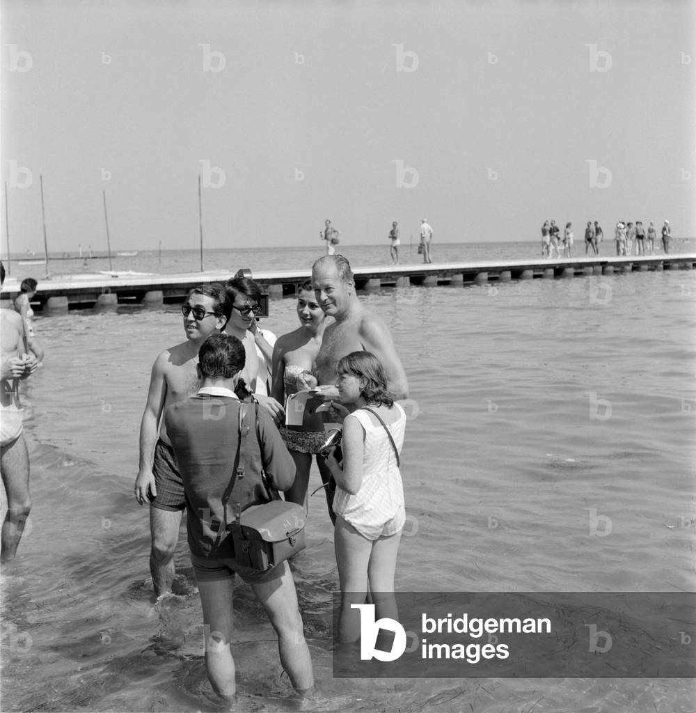 THE ACTOR CURT JURGENS AT VENICE LIDO BEACH (autographs to fans) - 1960