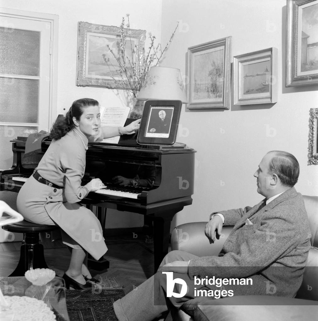 THE OPERA SINGER CLARA PETRELLA IN HER HOME IN MILAN - 1955