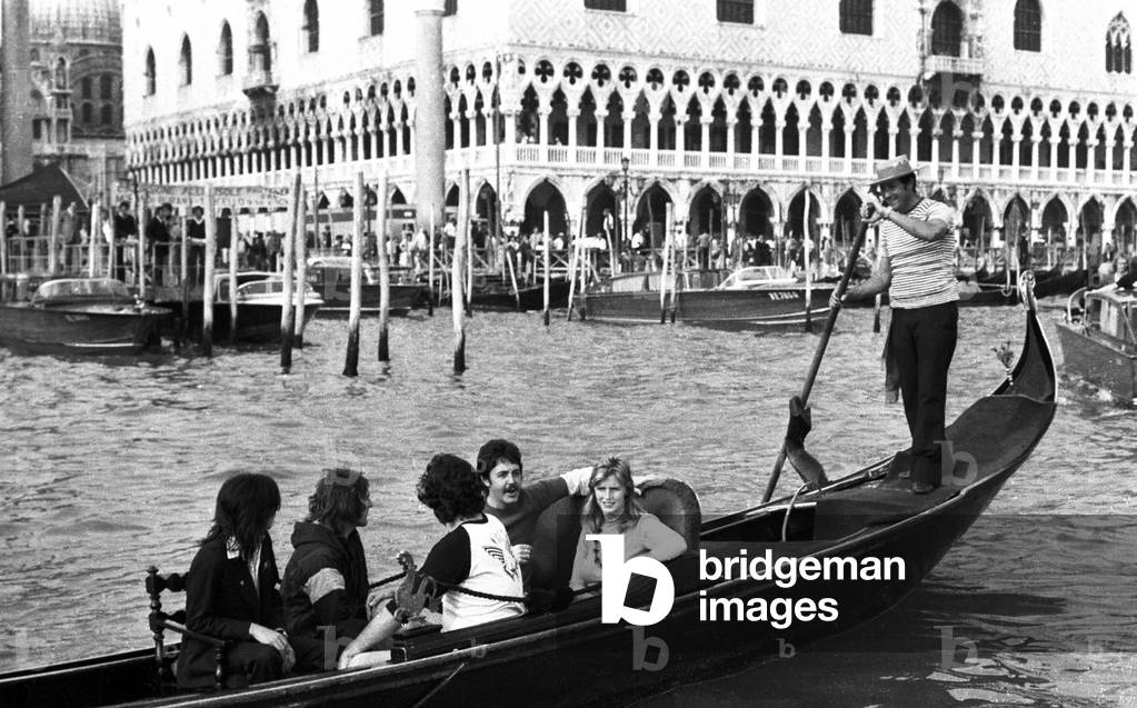 Pop musician The Beatles PAUL MCCARTNEY (Mac Cartney or Mc Cartney) and his wife LINDA EASTMAN with THE WINGS at Venice 1976