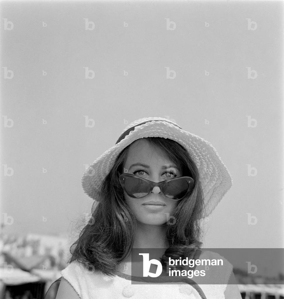 THE ACTRESS SARAH MILES IN VENICE LIDO BEACH - 1962