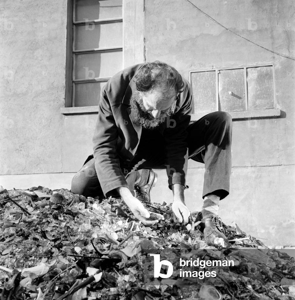 THE PAINTER EMILIO VEDOVA IN VENICE (WORKING IN MURANO GLASS FACTORY FOR THE MONTREAL EXPO) - 1966