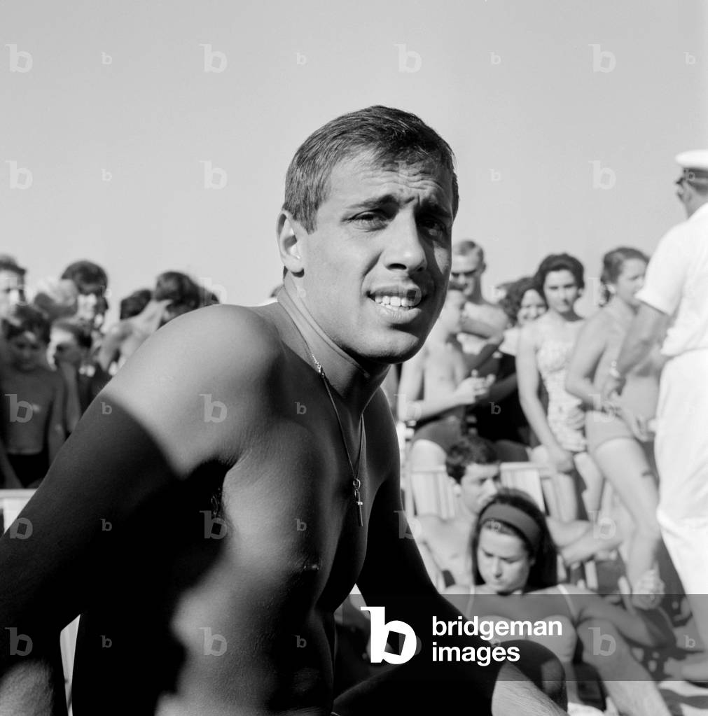 "DER POPSÄNGER ADRIANO CELENTANO AM LIDO BEACH VON VENEDIG - 1964", b/w