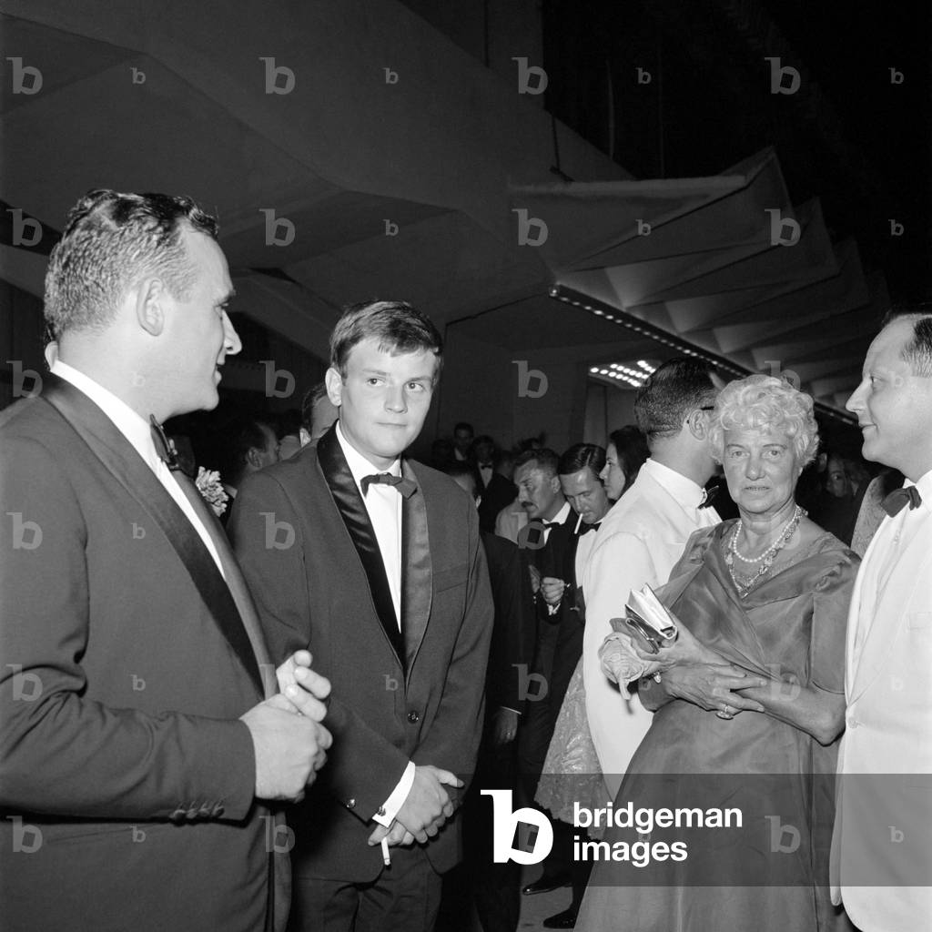 THE ART COLLECTOR PEGGY GUGGENHEIM AT INTERNATIONAL FILM FESTIVAL WITH THE ACTOR JACQUES PERRIN AND THE DIRECTOR VALERIO ZURLINI - VENICE - 1960