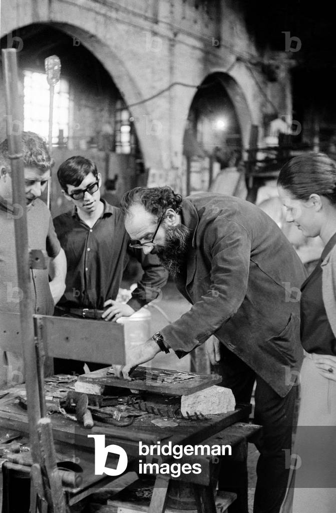 THE PAINTER EMILIO VEDOVA IN VENICE (WORKING IN MURANO GLASS FACTORY FOR THE MONTREAL EXPO) - 1966