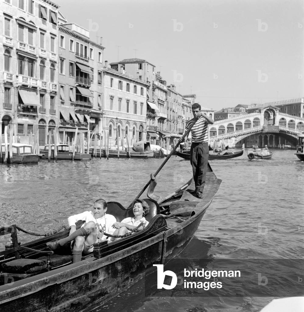 THE ACTRESS RITA HAYWORTH WITH THE ACTOR GARY MERRILL IN GONDOLA - VENICE - 1961