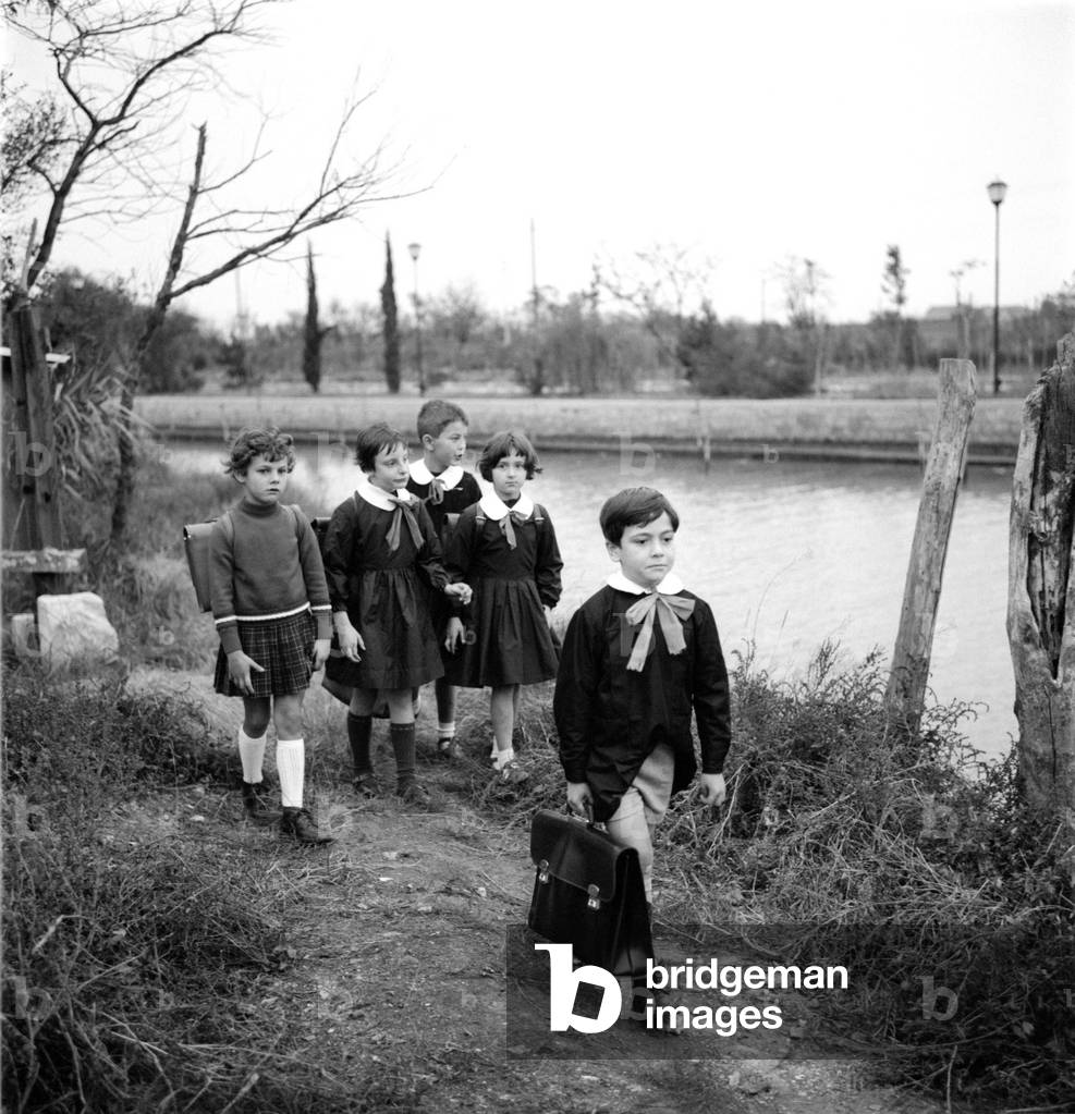 Mixed school in Venice, students wear a blouse. The exit of classes (school busissonniere). 1950s