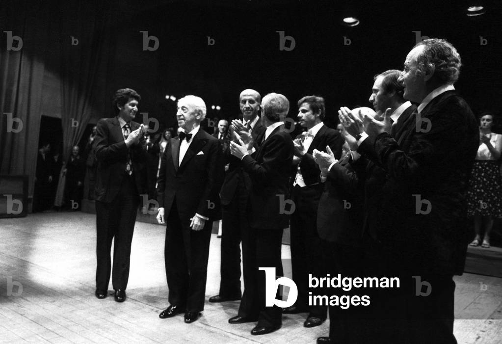 Pianist ARTHUR RUBINSTEIN with the Mayor of Venice MARIO RIGO receives the “UNA VITA PER LA MUSICA” cup at the Fenice Theatre in Venice in 1979