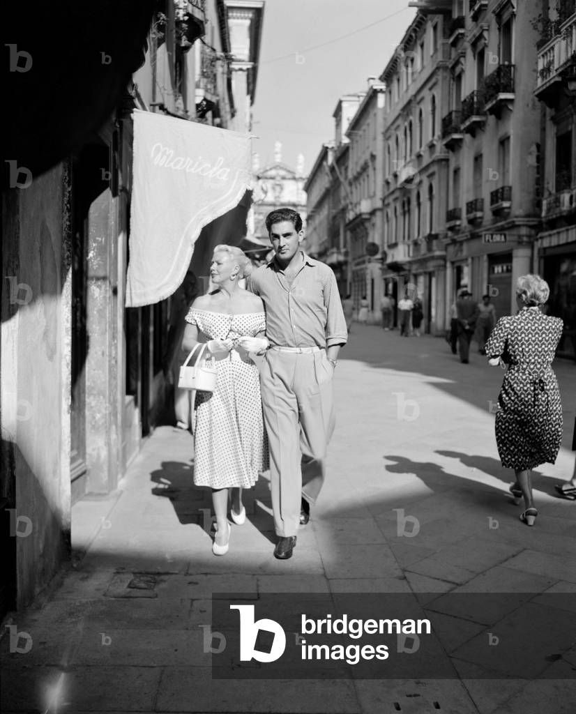 THE ACTRESS AND DANCER GINGER ROGERS WITH HER HUSBAND THE ACTOR JACQUES BERGERAC IN VENICE - 1952
