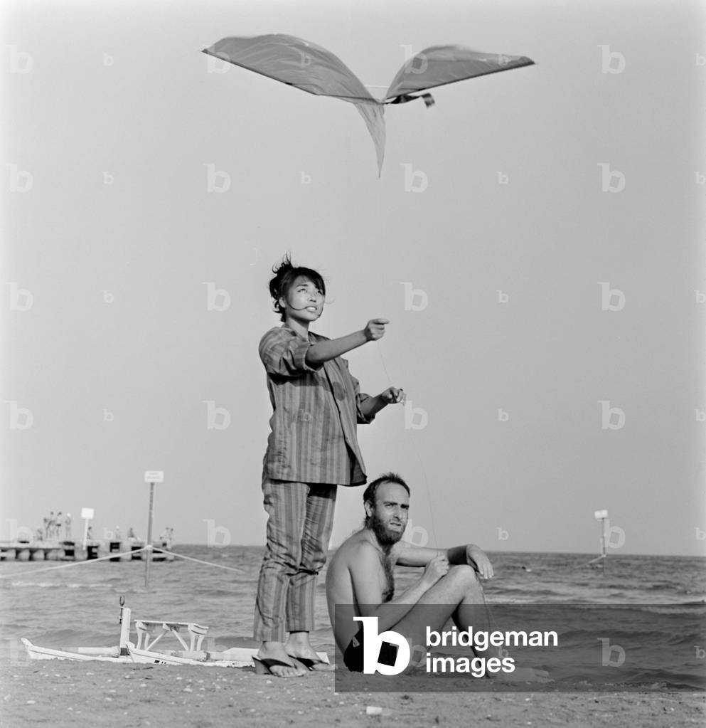 THE PAINTER AND ARCHITECT HUNDERTWASSER (FRIEDRICH STOWASSER) WITH HIS WIFE IN VENICE LIDO BEACH - 1962