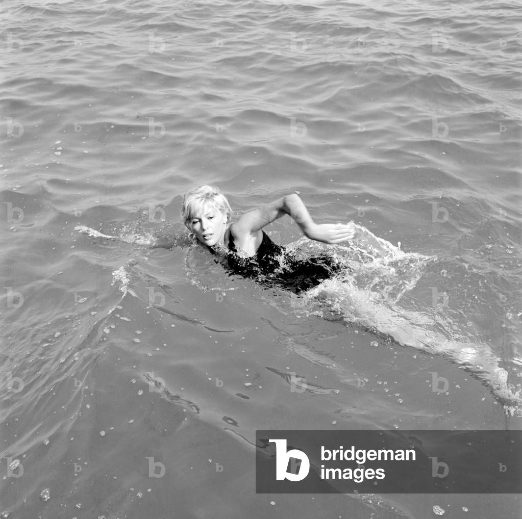 "DIE SCHAUSPIELERIN FRANCOISE PREVOST AM STRAND VON VENEDIG LIDO - 1962", b/w