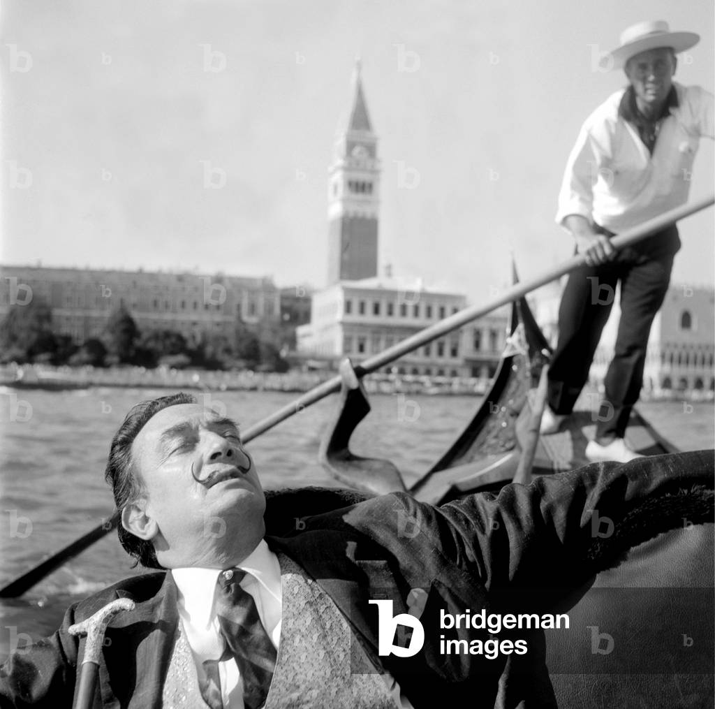 THE ARTIST PAINTER SALVADOR DALI IN GONDOLA - 1961 - VENICE - 1961