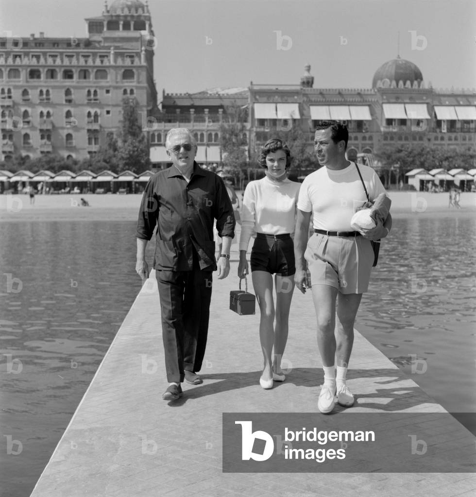 THE ACTOR, DIRECTOR, WRITER AND PRODUCER ANATOLE LITVAK WITH THE ACTRESS MICHELE AMON (in shorts) WITH HER Husband in VENICE - 1959