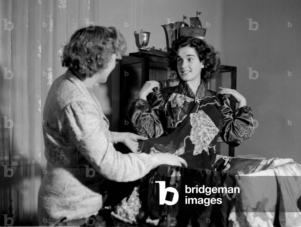 THE ACTRESS FULVIA FRANCO PREPARES HER WEDDING WITH THE BOXER TIBERIO MITRI IN TRIESTE - 1950