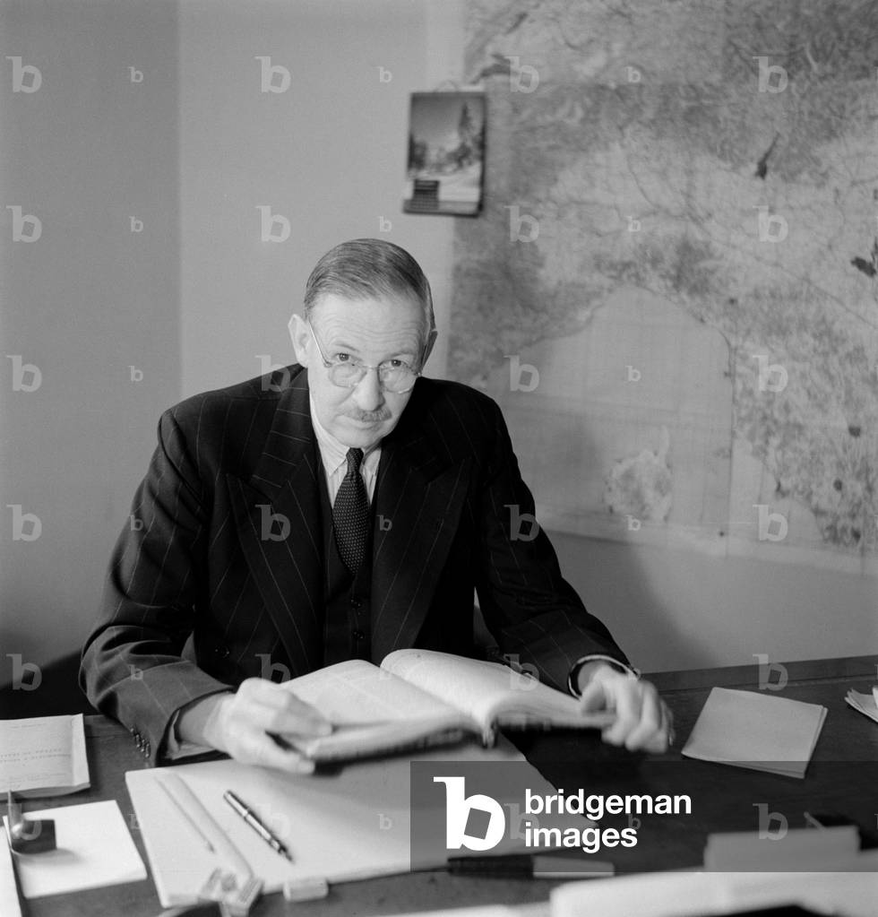 THE AMBASSADOR OF GREAT BRITAIN VICTOR MOLLET IN HIS STUDIUM IN ROME -1947