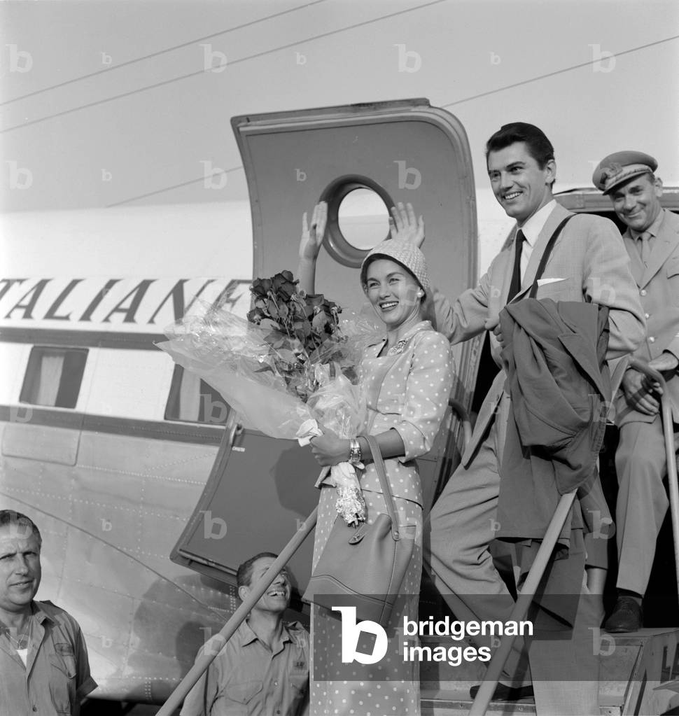 "L'ATTRICE LINDA CHRISTIAN CON IL MARITO L'ATTORE EDMUND PURDOM A VENEZIA - 1962", b/w