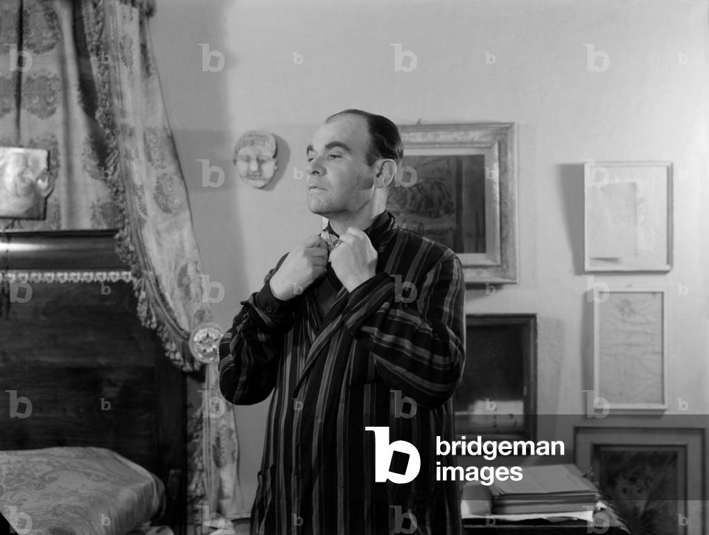 THE PAINTER FILIPPO DE PISIS (FILIPPO TIBERTELLI) (in a dressing dress) AT HIS HOME - VENICE- 1946