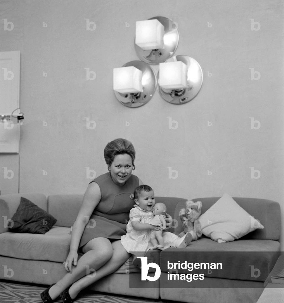 THE OPERA SINGER RENATA SCOTTO WITH HER DAUGHTER AT HOME IN FLORENCE - 1970