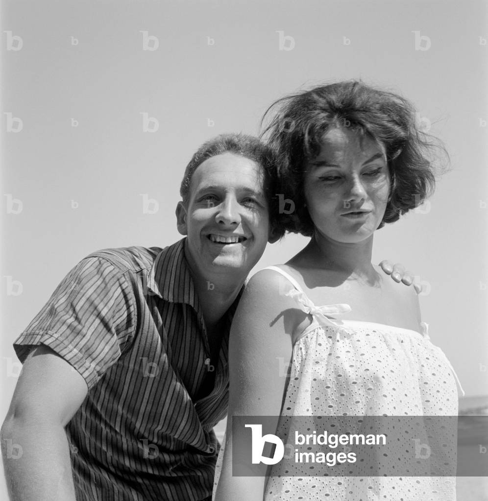 THE DIRECTOR ANDREJ WAJDA WITH HIS WIFE SOPHIE AT THE VENICE LIDO BEACH - 1961