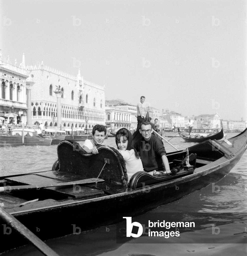 THE ACTRESS ELISABETH (liz) TAYLOR WITH HER Husband EDDIE FISCHER IN GONDOLA - VENICE - 1961