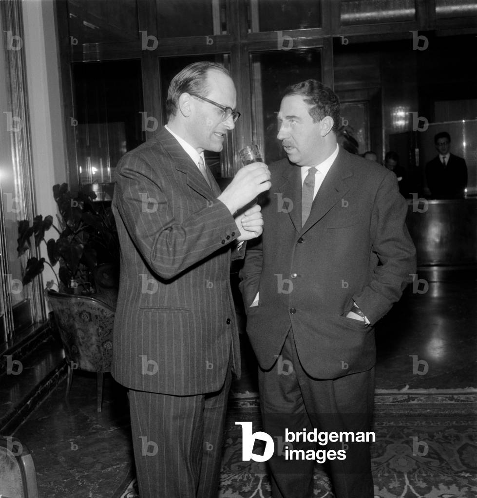 DINER FOR THE ART HISTORIAN BRUNO ZEVI: THE HISTORIAN VITTORE BRANCA AND THE PAINTER GIUSEPPE SANTOMASO - 1961