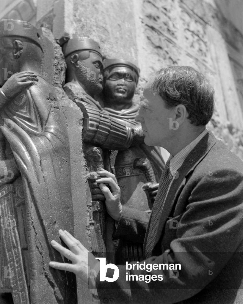 THE SCULPTOR HENRY (Henri) MOORE IN SAN MARCO SQUARE (he watches the group of tetrarchs in St. Mark's Square) - VENICE - 1948