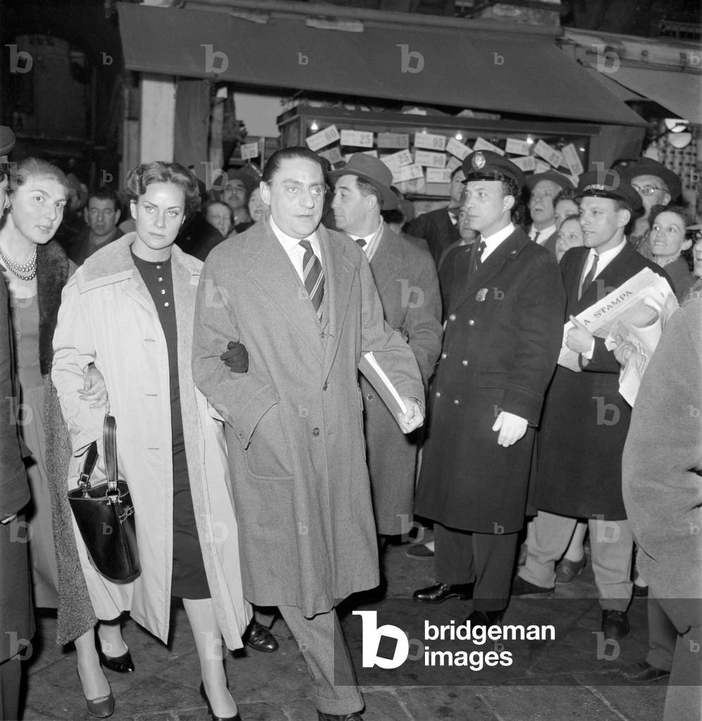"L'ATTRICE ALIDA VALLI CON IL GIORNALISTA TALARICO - 1955", b/w