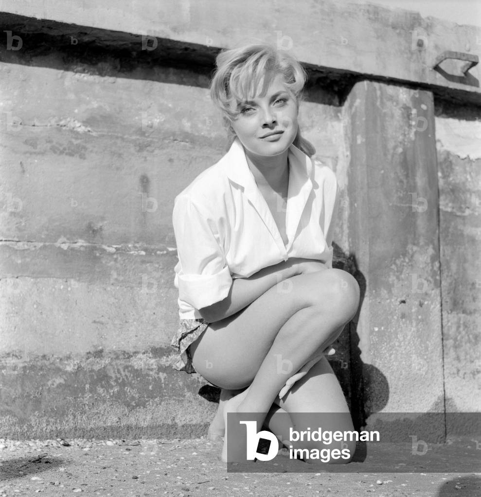 THE ACTRESS VIRNA LISI IN VENICE LIDO BEACH DURING THE VENICE FILM FESTIVAL - 1958