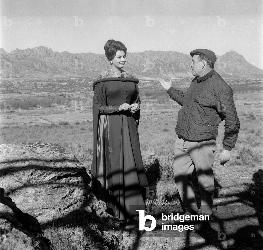 THE ACTRESS SOPHIA (sofia) LOREN ON THE SET OF THE MOVIE “” EL CID”” (the Cid) WITH THE DIRECTOR ANTHONY MANN - 1961