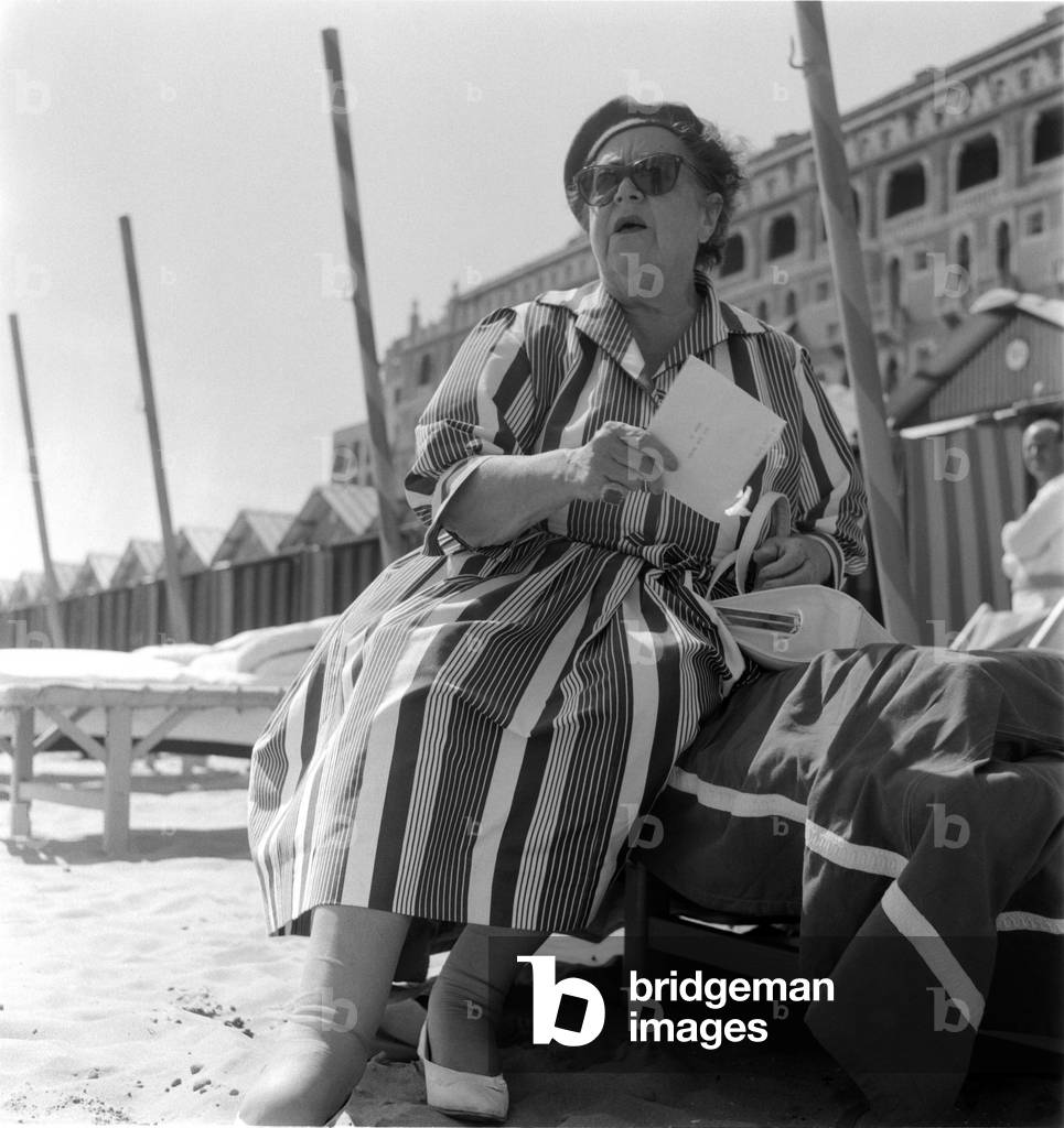 THE JOURNALIST ELSA MAXWELL AT VENICE LIDO BEACH - 1958
