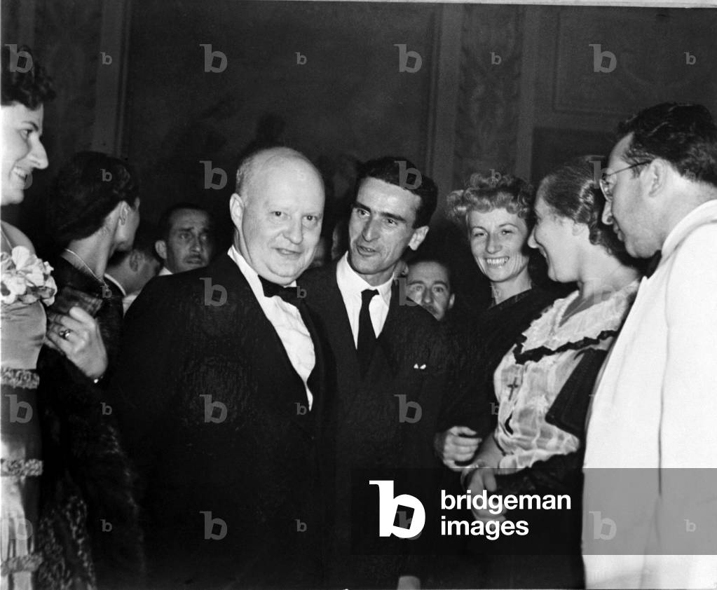 The composer PAUL Hindemith surrounds performers of the opera “” CARDILAC”” at the Fenice Theatre. Venice 05/09/1948