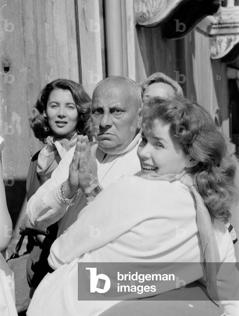 THE ACTOR AND DIRECTOR ERICH VON STROHEIM WITH THE ACTRESSES MIRIAM (MYRIAM) BRU AND TANIA WEBER IN THE VENICE LIDO BEACH DURING THE VENICE FILM FESTIVAL - 1952