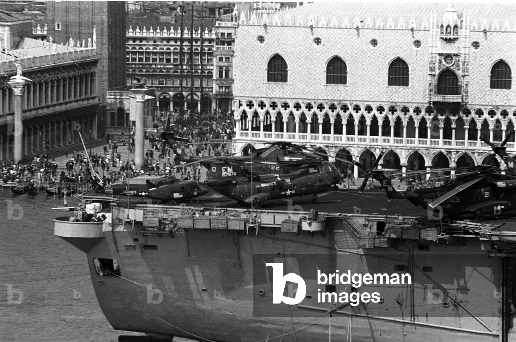 VENICE 1974 AIRCRAFT CARRIER USA IN THE SAN MARCO DOCK (aircraft carrier) crossing the lagoon near St. Mark's Square)