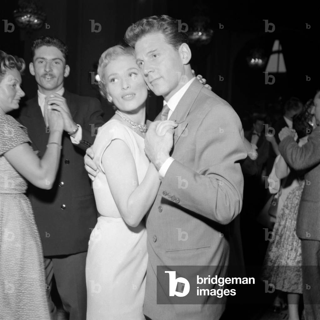 THE ACTOR JEAN PIERRE (Jean-Pierre) AUMONT WITH THE ACTRESS BELLA DARVING - CANNES - 1955