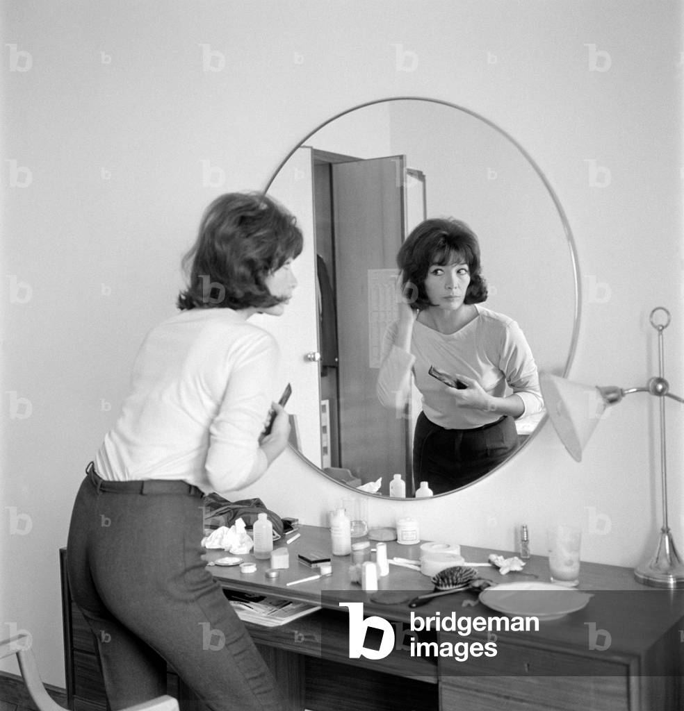 THE SINGER JULIETTE GRECO IN MALAMOCCO (VENICE) (styling with a comb in front of a mirror) - 1965 approx.