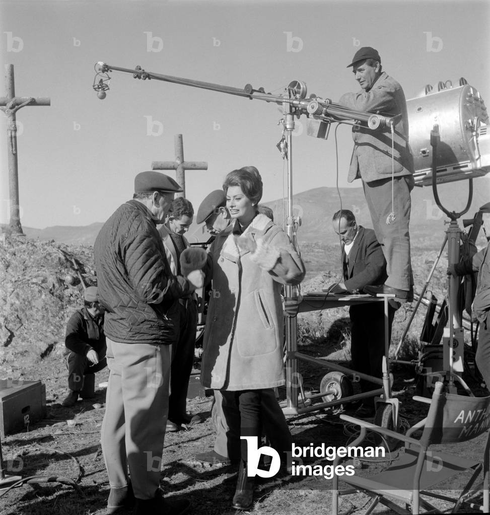 THE ACTRESS SOPHIA (sofia) LOREN AND THE DIRECTOR ANTHONY MANN ON THE SET OF THE MOVIE “” EL CID”” (le Cid) - SPAIN - 1961