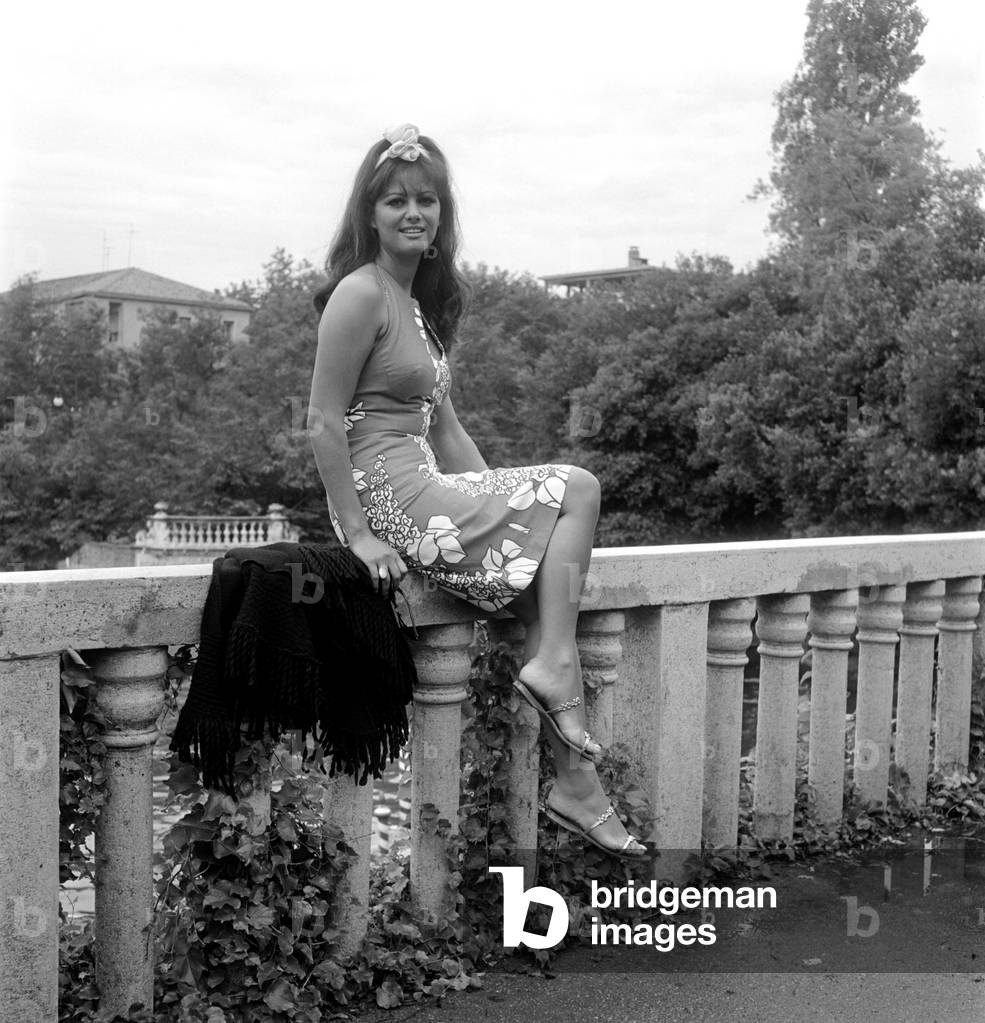 "DIE SCHAUSPIELERIN CLAUDIA CARDINALE BEI DEN INTERNATIONALEN FILMFESTSPIELEN IN VENEDIG LIDO - 1965", b/w