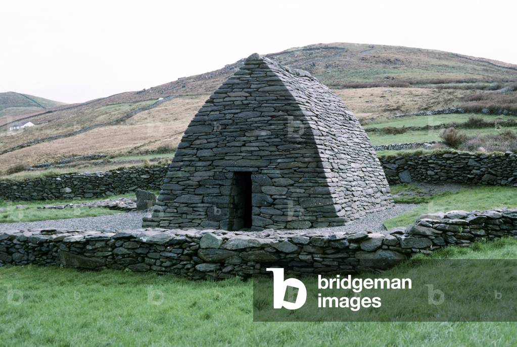 Gallarus Oratory, Dingle Peninsula, 8th c AD, Ireland (photo)