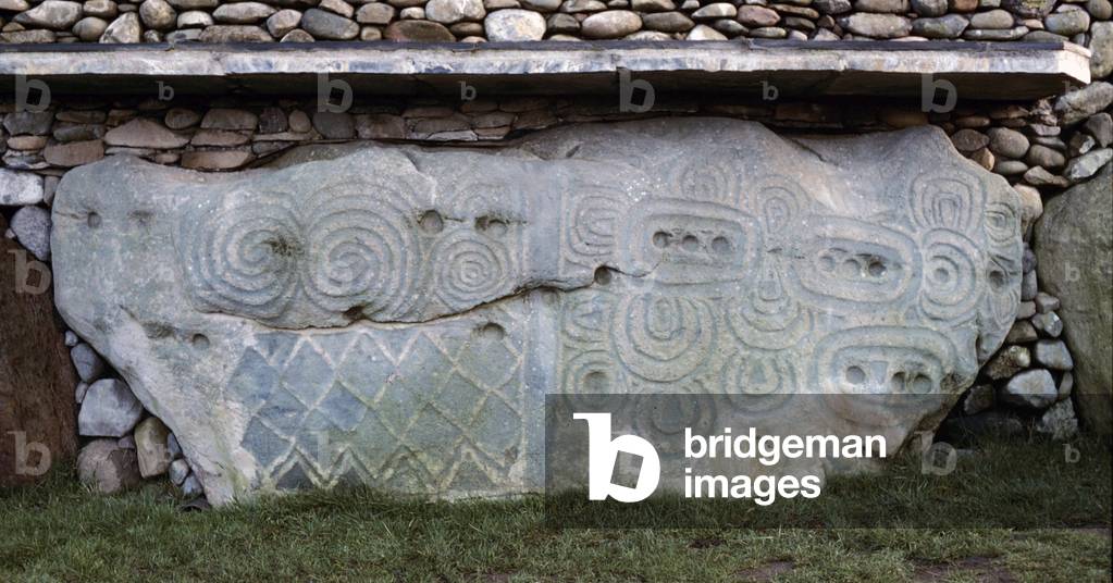 Newgrange incised stone, 3rd mill BC, Ireland (photo)