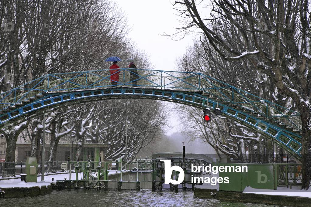 Paris 10th ardt, winter, snow, canal Saint-Martin (1825), lock and walkways