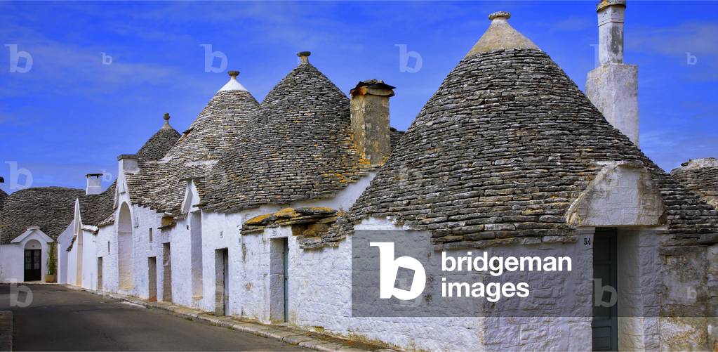 Italy: Puglia: town of Alberobello with its beehive-shaped cottages with a conical roof, dry stone (trulli) bats and inscribed in the UNESCO World Patimony