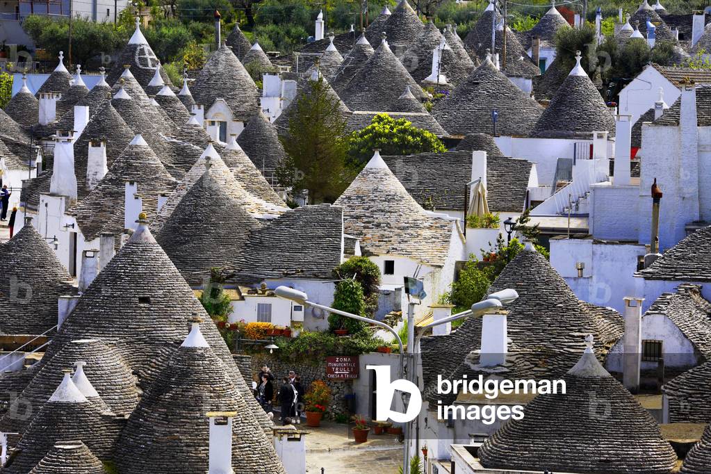 Italy: Puglia: town of Alberobello with its beehive-shaped cottages with a conical roof, dry stone (trulli) bats and inscribed in the UNESCO World Patimony