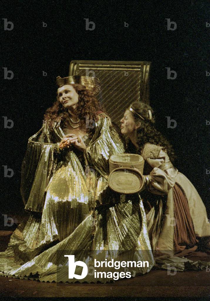 Judi Dench as Cleopatra and Miranda Foster as Charmian in 'Antony and Cleopatra', directed by Peter Hall, National Theatre, London, 1987 (photo)