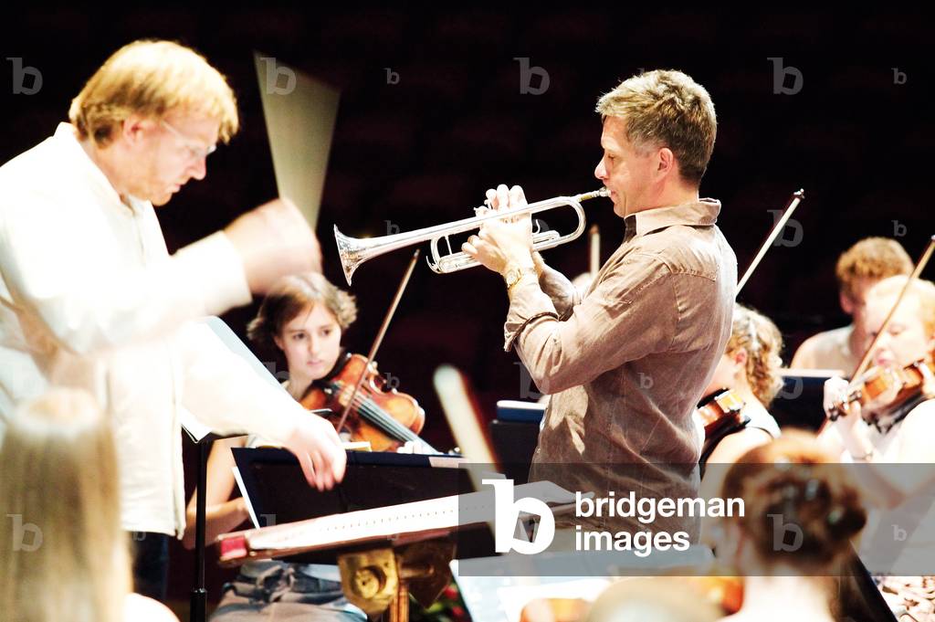 Håkan (Hakan) Hardenberger performing