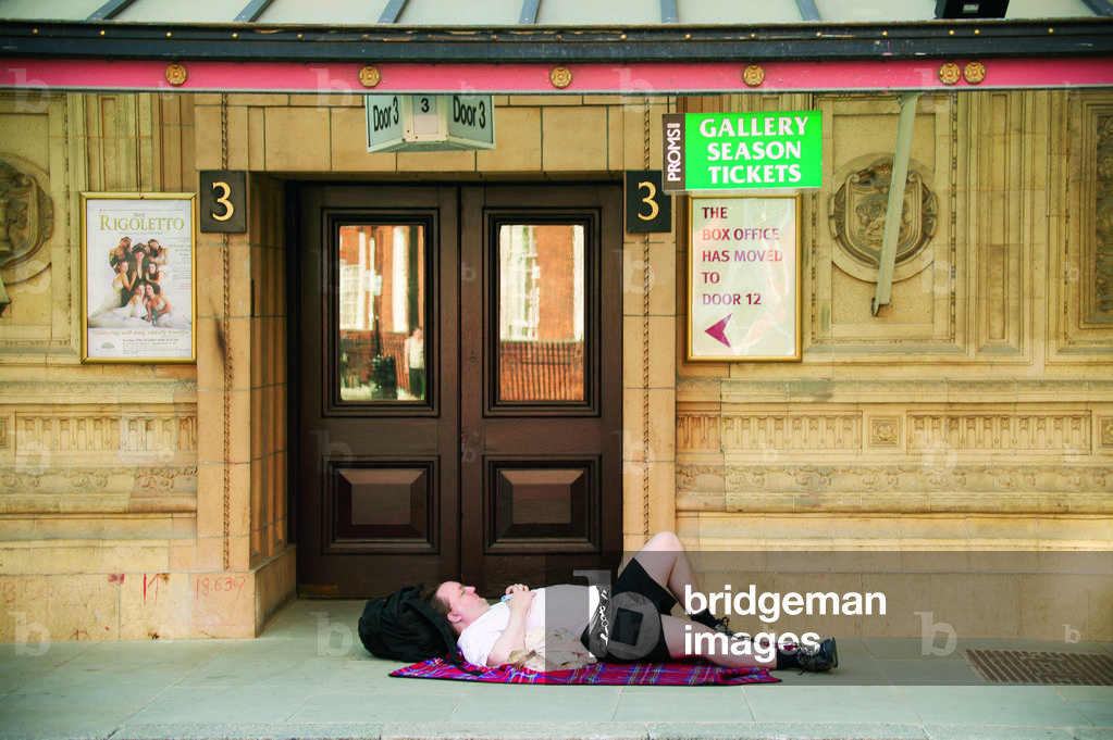 A promenader resting outside