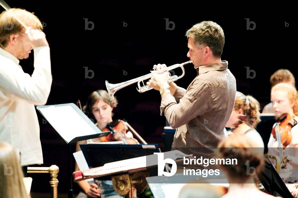 Håkan (Hakan) Hardenberger performing