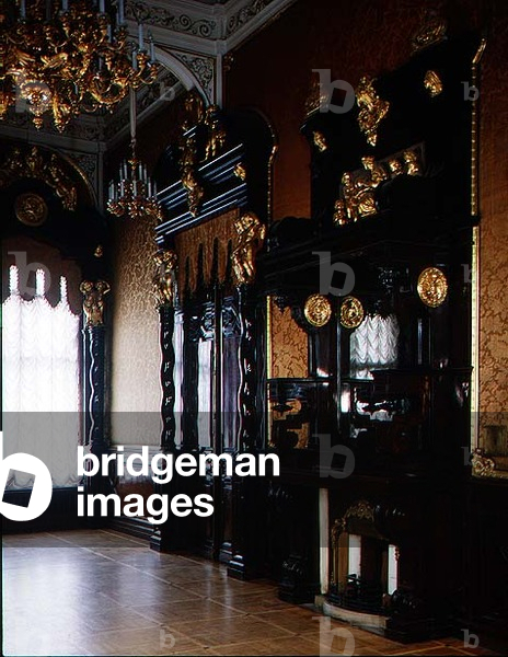 Carved walnut fireplace and doors in the Gold Drawing Room, designed by Bernard Simon (1816-1900) (photo)