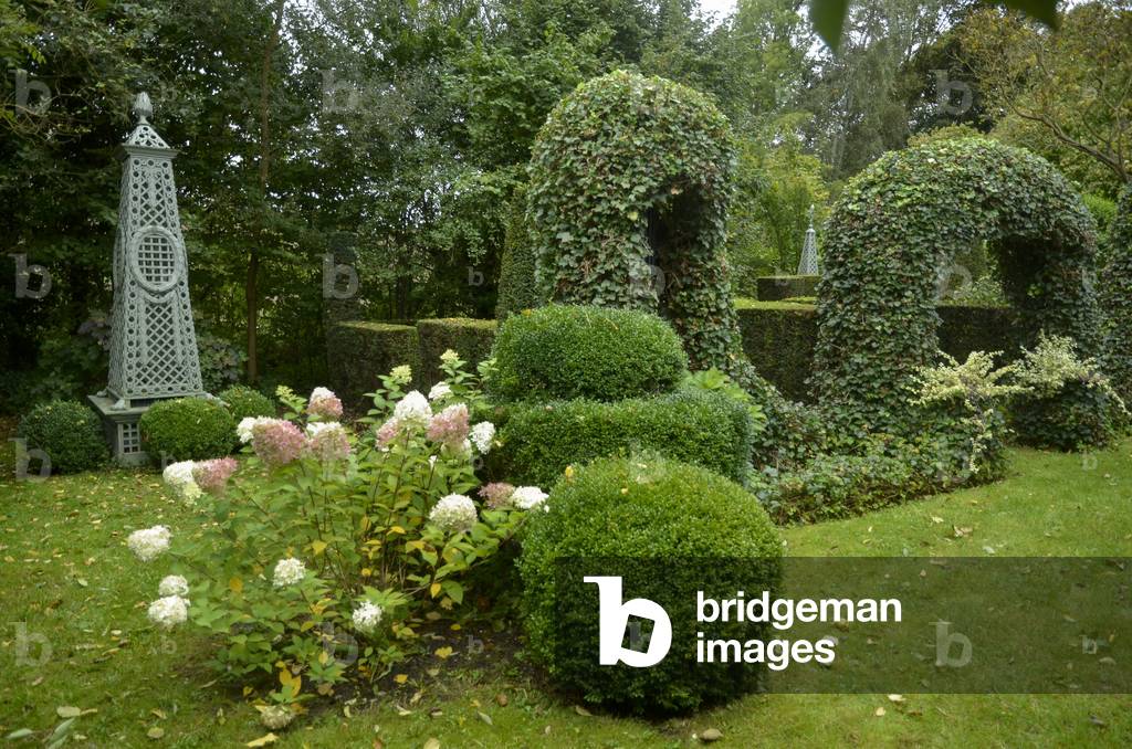 Hedera helix/Ivy climbing/Taxus baccata/if size/garden of the decorator Thierry Bosquet/Uccle/Brussels/Belgium