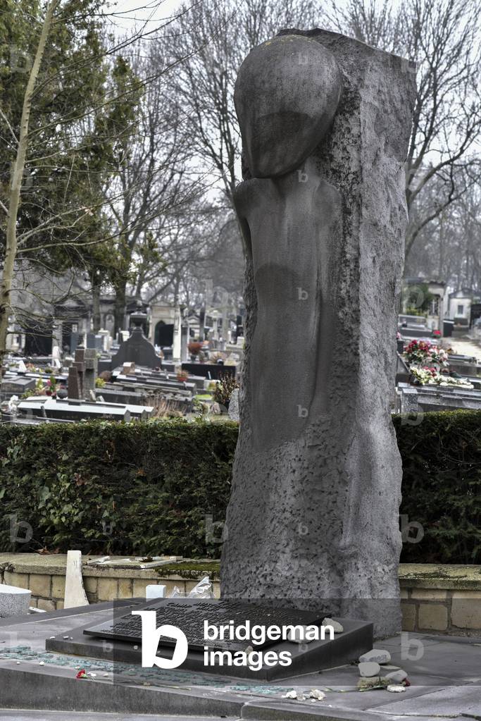 Sculpture by Francoise Salmon, Pere Lachaise cemetery, Paris (photo)