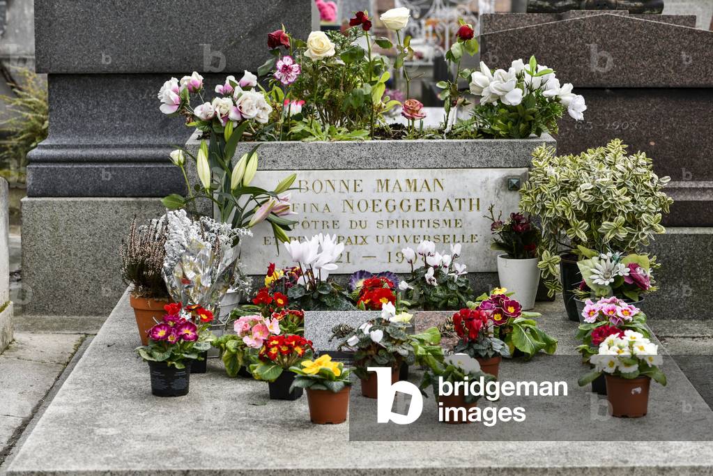 Tomb of Rufina Noeggerath known as Bonne Maman adept of Spiritism, Pere Lachaise Cemetery, Paris (photo)