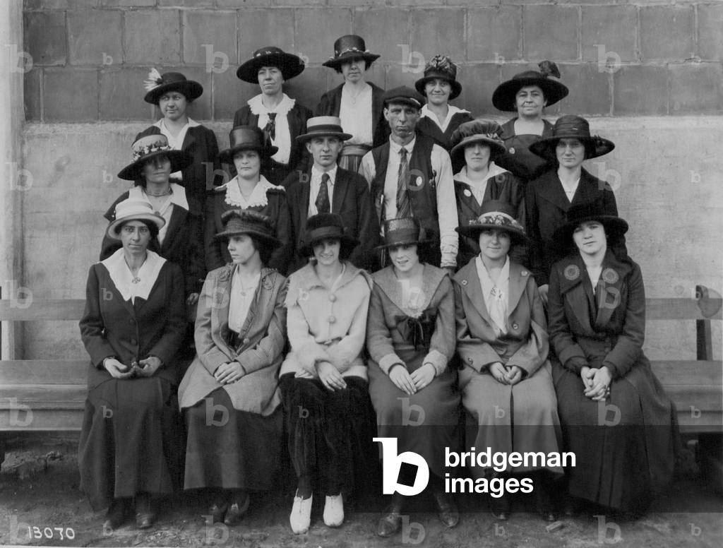 Girls from the Sheet Metal section, 1918 (b/w photo)